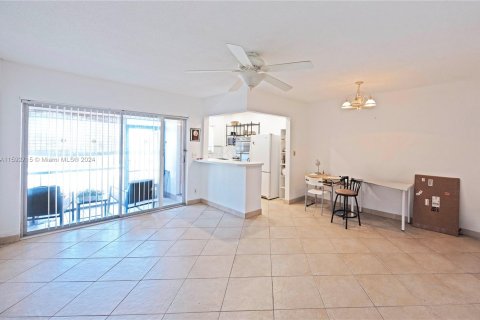Condominio en venta en Hallandale Beach, Florida, 1 dormitorio, 52.4 m2 № 1184347 - foto 4
