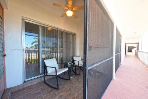 Condominio en venta en Hallandale Beach, Florida, 1 dormitorio, 52.4 m2 № 1184347 - foto 2