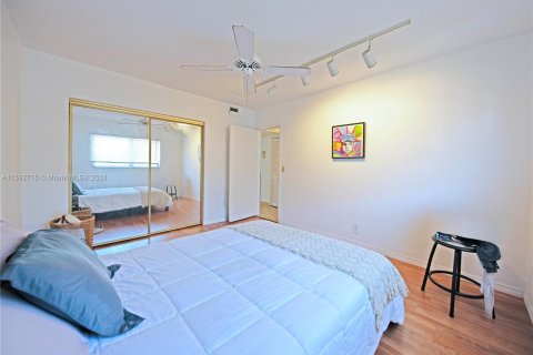 Condominio en venta en Hallandale Beach, Florida, 1 dormitorio, 52.4 m2 № 1184347 - foto 12