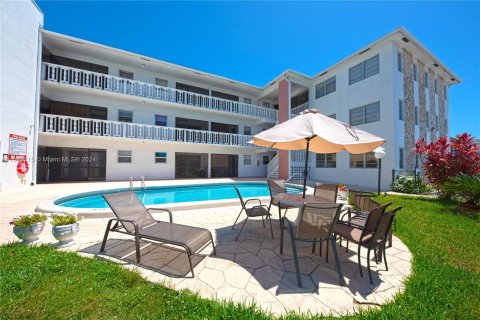 Condominio en venta en Hallandale Beach, Florida, 1 dormitorio, 52.4 m2 № 1184347 - foto 1