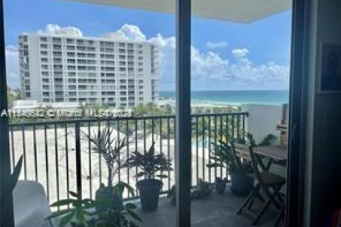 Condominio en venta en Surfside, Florida, 2 dormitorios, 95.13 m2 № 1033563 - foto 15