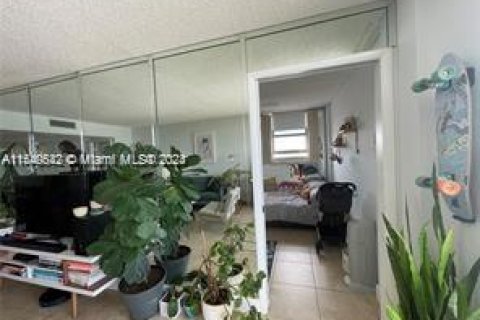 Condominio en venta en Surfside, Florida, 2 dormitorios, 95.13 m2 № 1033563 - foto 19