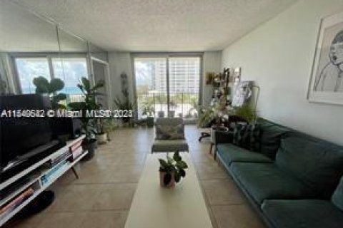 Condominio en venta en Surfside, Florida, 2 dormitorios, 95.13 m2 № 1033563 - foto 20
