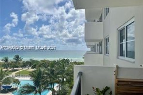 Condominio en venta en Surfside, Florida, 2 dormitorios, 95.13 m2 № 1033563 - foto 14