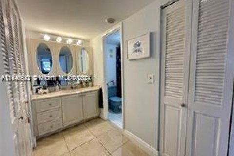Condominio en venta en Surfside, Florida, 2 dormitorios, 95.13 m2 № 1033563 - foto 8