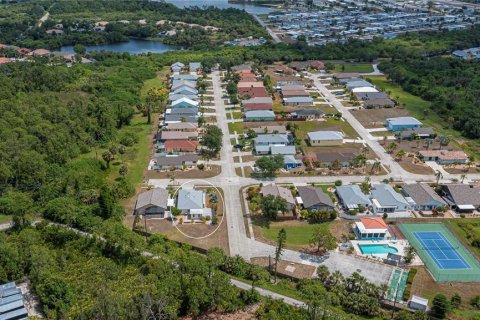 House in Port Charlotte, Florida 2 bedrooms, 133.59 sq.m. № 1243388 - photo 5