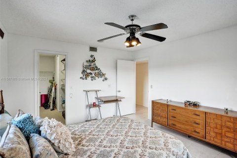 Condo in Pembroke Pines, Florida, 2 bedrooms  № 1056735 - photo 25