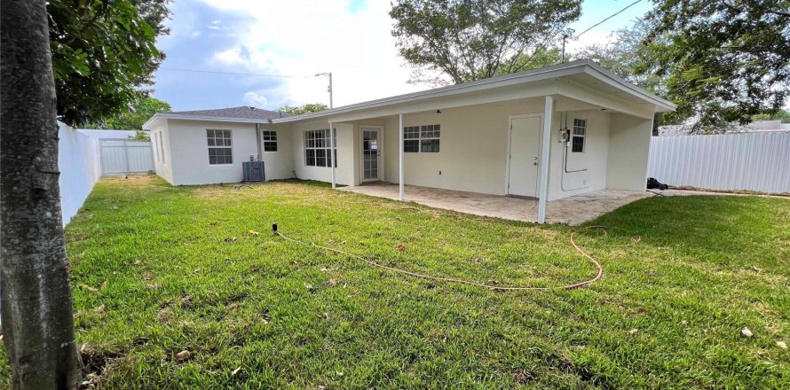 House in Fort Lauderdale, Florida 3 bedrooms, 179.67 sq.m. № 1210433