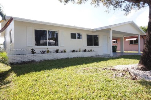 House in Tamarac, Florida 2 bedrooms, 124.67 sq.m. № 1019459 - photo 20