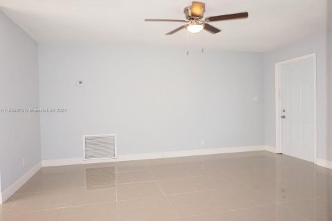 Casa en venta en Tamarac, Florida, 2 dormitorios, 124.67 m2 № 1019459 - foto 4