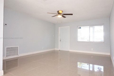 House in Tamarac, Florida 2 bedrooms, 124.67 sq.m. № 1019459 - photo 3
