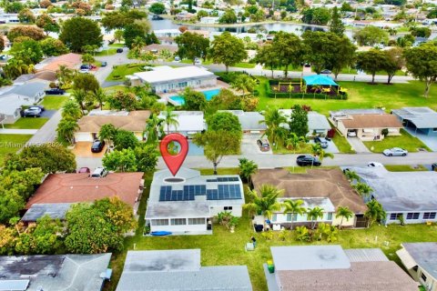 Casa en venta en Tamarac, Florida, 2 dormitorios, 124.67 m2 № 1019459 - foto 2
