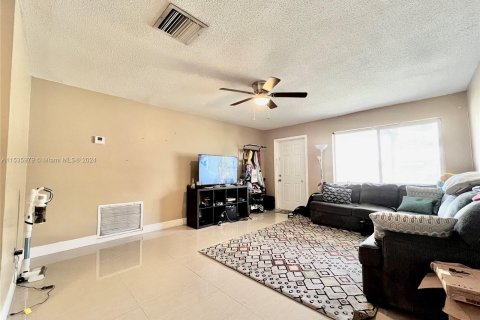 House in Tamarac, Florida 2 bedrooms, 124.67 sq.m. № 1019459 - photo 7