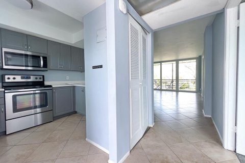 Condo in Oakland Park, Florida, 2 bedrooms  № 1040629 - photo 1