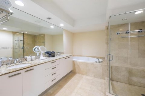 Condominio en venta en Hallandale Beach, Florida, 2 dormitorios, 165.55 m2 № 1356617 - foto 18