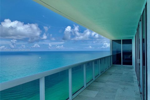 Copropriété à louer à Hallandale Beach, Floride: 3 chambres, 191.84 m2 № 1356618 - photo 14