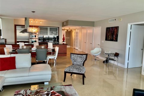 Condo in Hallandale Beach, Florida, 3 bedrooms  № 1356618 - photo 4