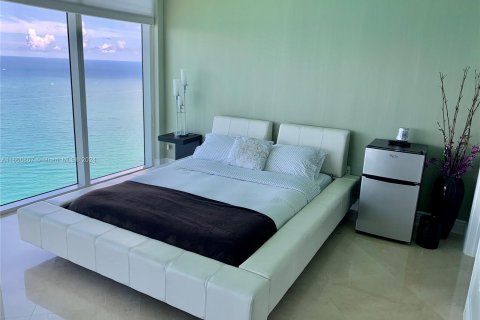 Condo in Hallandale Beach, Florida, 3 bedrooms  № 1356618 - photo 9