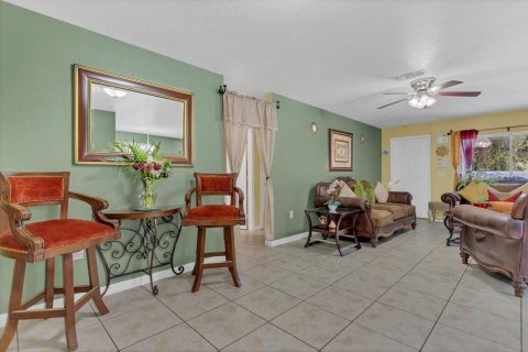 House in Tampa, Florida 3 bedrooms, 111.76 sq.m. № 1380775 - photo 4