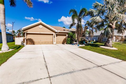 House in Port Charlotte, Florida 4 bedrooms, 211.35 sq.m. № 1414770 - photo 2