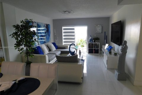 Condo in Hialeah, Florida, 3 bedrooms  № 1379164 - photo 5