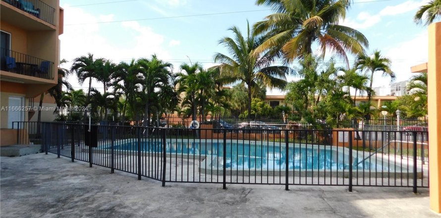 Condo in Hialeah, Florida, 3 bedrooms  № 1379164