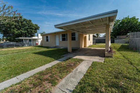 Villa ou maison à vendre à West Palm Beach, Floride: 2 chambres, 74.32 m2 № 1097756 - photo 1