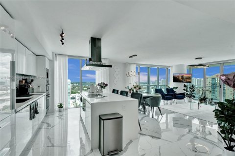 Copropriété à vendre à Sunny Isles Beach, Floride: 3 chambres, 175.77 m2 № 1227186 - photo 2