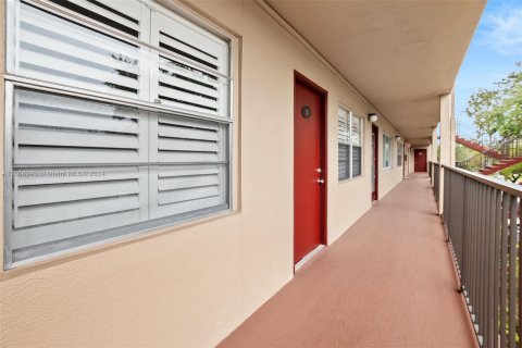 Condo in Pembroke Pines, Florida, 2 bedrooms  № 1385919 - photo 3