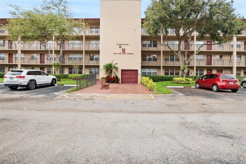 Condo in Pembroke Pines, Florida, 2 bedrooms  № 1385919 - photo 1