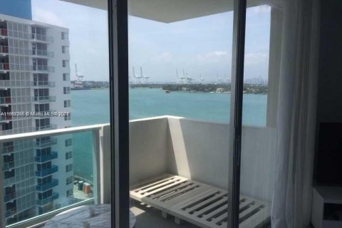 Condo in Miami Beach, Florida  № 1385921 - photo 1