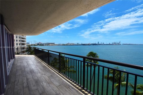 Condo in Miami, Florida, 2 bedrooms  № 1375375 - photo 1