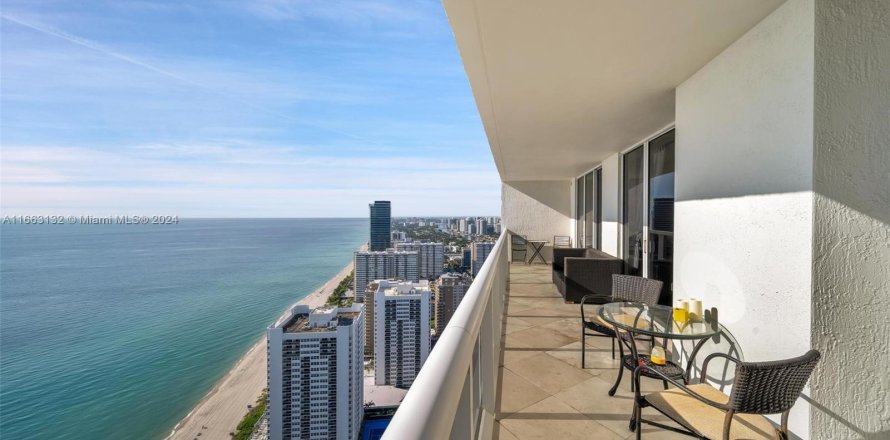 Condominio en Hallandale Beach, Florida, 3 dormitorios  № 1375378