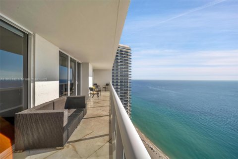 Condo in Hallandale Beach, Florida, 3 bedrooms  № 1375378 - photo 28