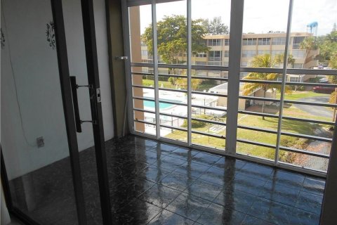 Condo in Hollywood, Florida, 1 bedroom  № 1045590 - photo 12