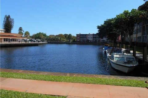 Condo in Hollywood, Florida, 1 bedroom  № 1045590 - photo 4