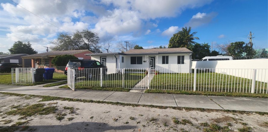 House in Hollywood, Florida 3 bedrooms, 104.42 sq.m. № 1058886