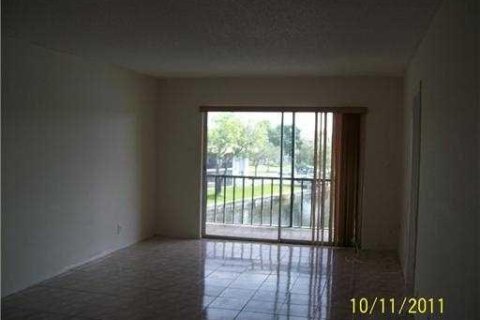 Condo in Fort Lauderdale, Florida, 2 bedrooms  № 1100070 - photo 2