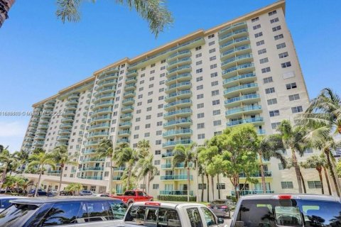 Condo in Sunny Isles Beach, Florida, 2 bedrooms  № 1329087 - photo 3