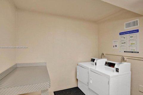 Condo in Sunny Isles Beach, Florida, 2 bedrooms  № 1329087 - photo 25