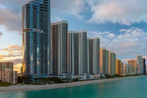 Condo in Sunny Isles Beach, Florida, 2 bedrooms  № 1329087 - photo 1