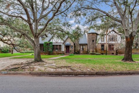 House in Tampa, Florida 5 bedrooms, 396.41 sq.m. № 1431815 - photo 1