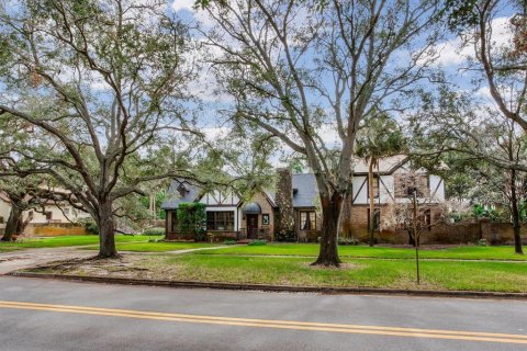 House in Tampa, Florida 5 bedrooms, 396.41 sq.m. № 1431815 - photo 2