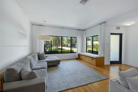 Villa ou maison à vendre à Surfside, Floride: 4 chambres, 227.52 m2 № 1031179 - photo 6