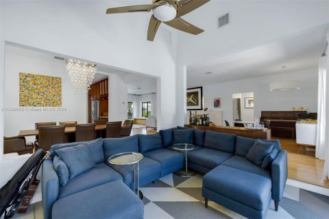 Casa en venta en Surfside, Florida, 4 dormitorios, 227.52 m2 № 1031179 - foto 14