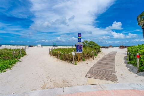 Condo in Miami Beach, Florida, 1 bedroom  № 1232347 - photo 25