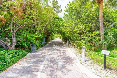 Condo in Miami Beach, Florida, 1 bedroom  № 1232347 - photo 26