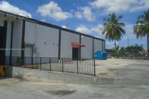 Commercial property in Miami, Florida № 1232346 - photo 14