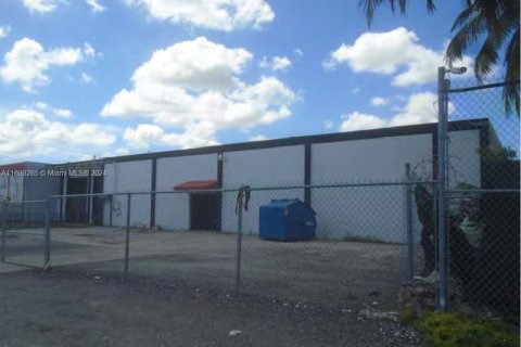 Commercial property in Miami, Florida № 1232346 - photo 13