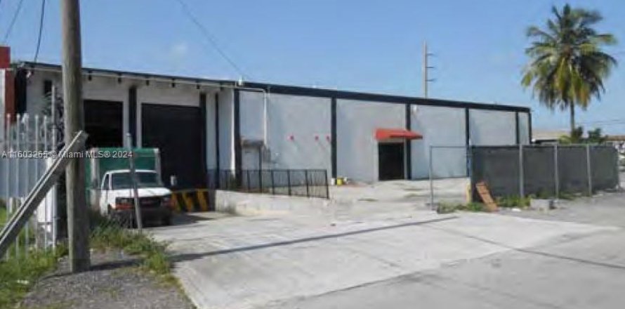 Commercial property in Miami, Florida № 1232346